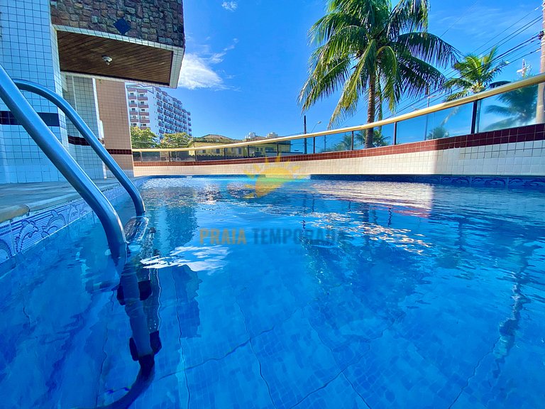 Apartamento com sacada com vista para o mar e piscina