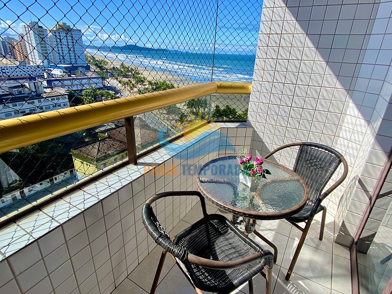 Apartamento com sacada com vista para o mar e piscina